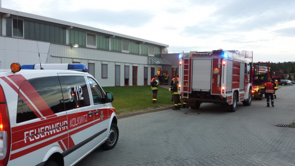ELW und Feuerwehr Eichow vor dem Gebäude