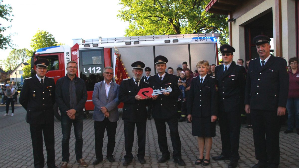 Foto: Symbolische Schlüsselübergabe an die Kolkwitzer Ortswehrführung durch Bürgermeister Karsten Schreiber (2.vl), seinem Vorgänger Fritz Handrow (3.vl), Gemeindebrandmeister Jürgen Rehnus (4.vl)