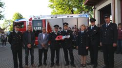 Foto: Symbolische Schlüsselübergabe an die Kolkwitzer Ortswehrführung durch Bürgermeister Karsten Schreiber (2.vl), seinem Vorgänger Fritz Handrow (3.vl), Gemeindebrandmeister Jürgen Rehnus (4.vl)