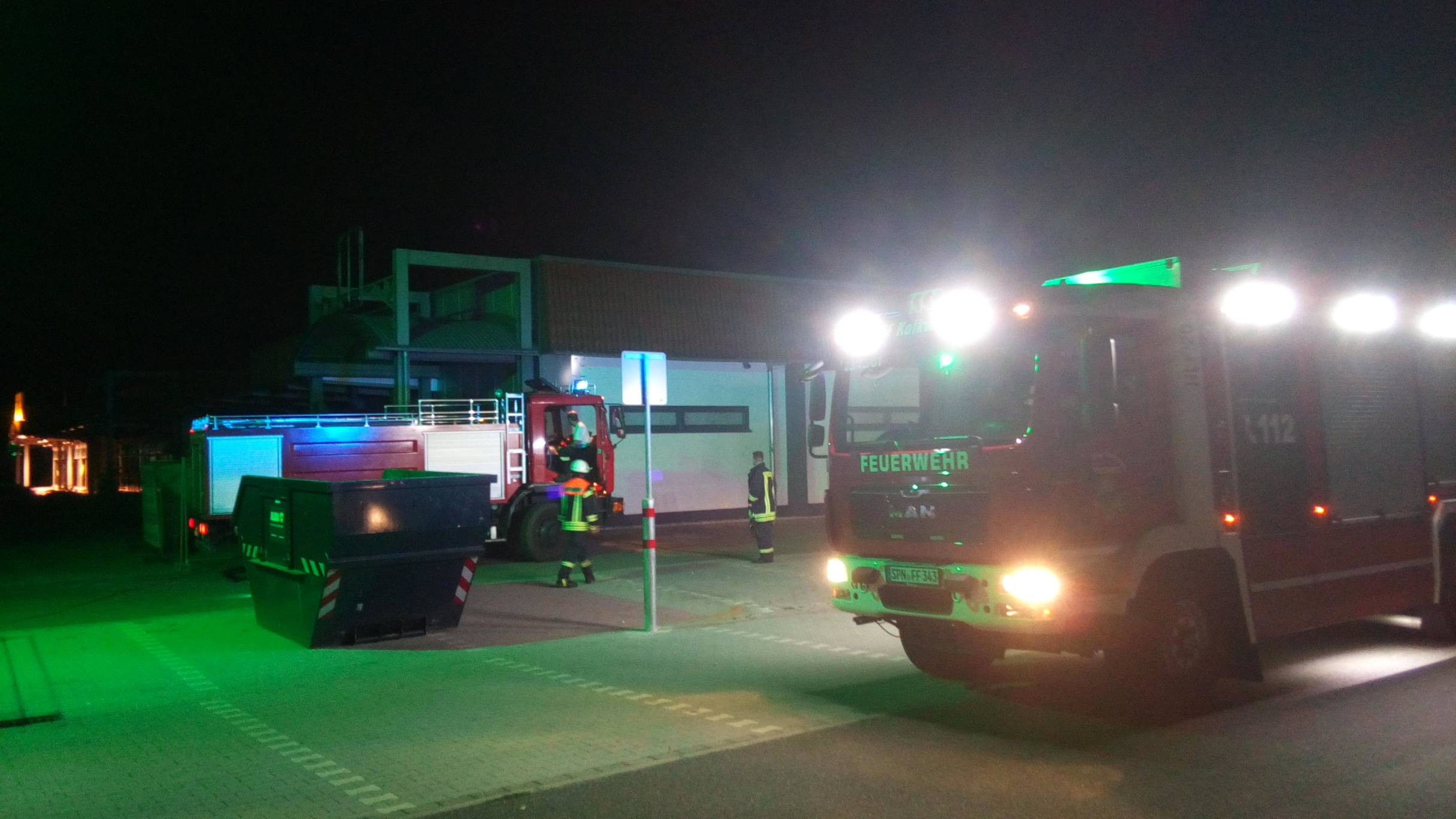 Feuerwehrautos vor der Supermarkt