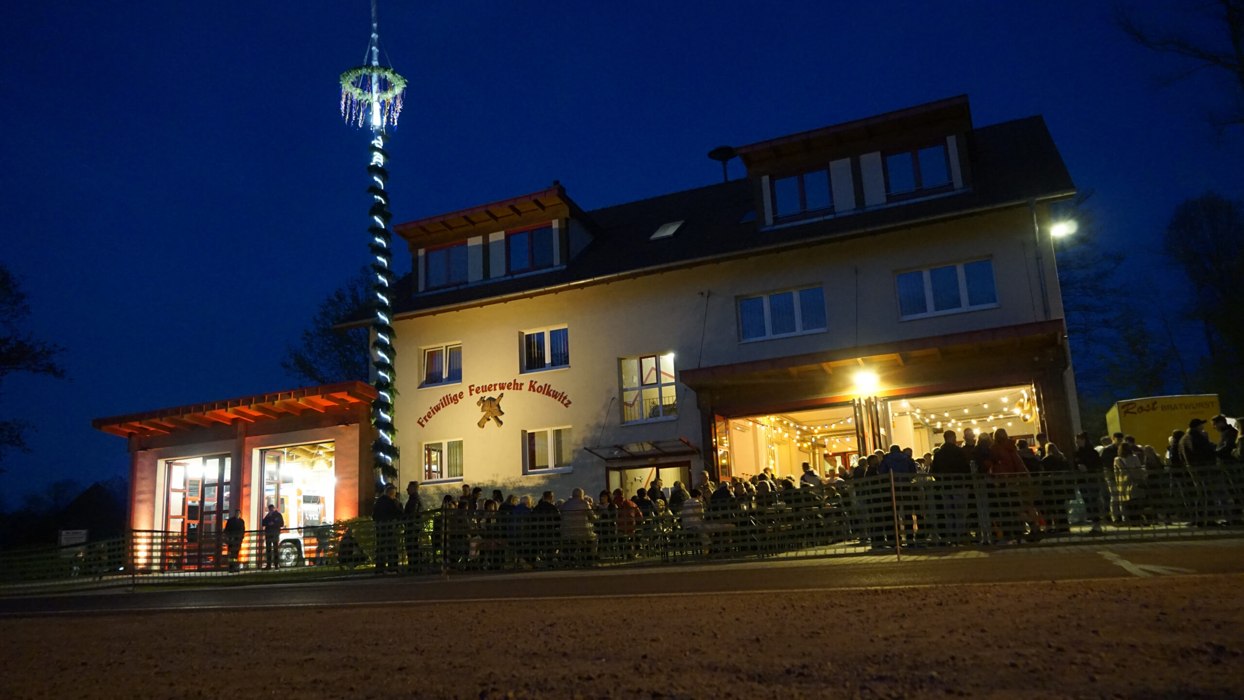 Der Maibaum steht
