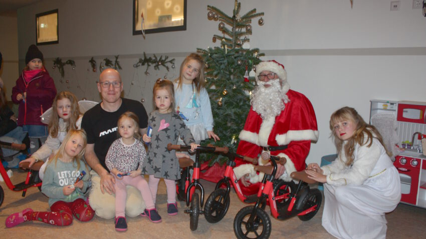 Gruppenfoto mit Laufrädern und Weihnachtsmann